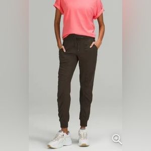 Lululemon jogger size 6